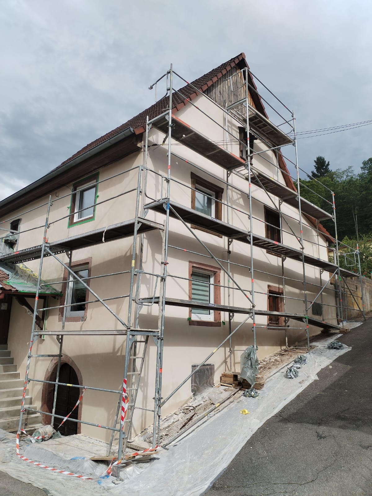 Échafaudage sur pente